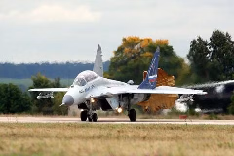 Tuy nhiên, giá của MiG 35 đắt hơn J-10, và tên lửa không đối không R-73 và R-77 trang bị trên MiG 35 không hiện đại bằng tên lửa không đối không AIM-120 mà F-16 sử dụng.