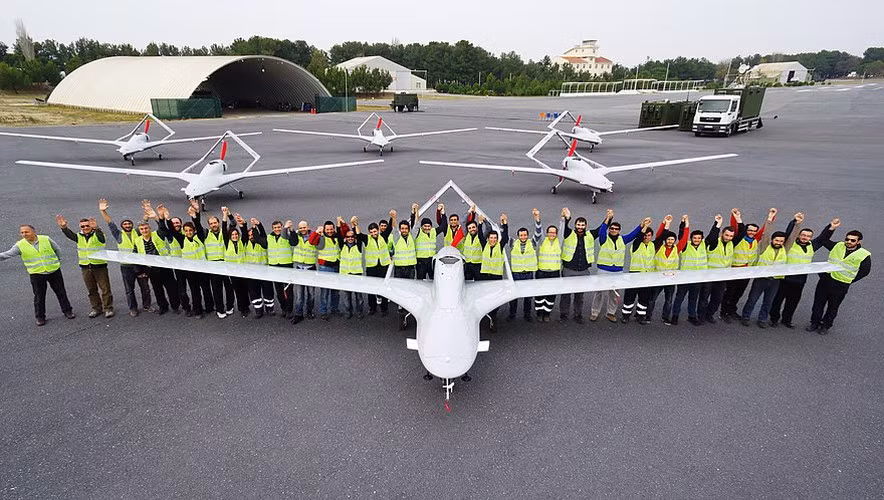 Máy bay tấn công không người lái (UCAV) Bayraktar TB2 đánh dấu bước nhảy vọt của nền công nghiệp quốc phòng Thổ Nhĩ Kỳ, đây được coi là môt trong các UCAV mạnh nhất thế giới.