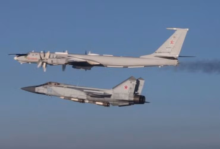 Khi các tiêm kích châu Âu tìm cách áp sát, một tiêm kích hạng nặng MiG-31 Nga mang tên lửa tầm xa bất ngờ xuất hiện, tăng tốc bay cắt mặt nhằm "dằn mặt", cảnh báo chúng không tiếp cận gần hơn với máy bay Tu-142MK.