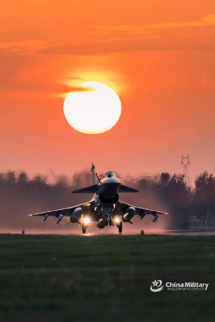 Đối với Iran và Syria, lợi thế của J-10C là giá rẻ, hệ thống điện tử hàng không và hiệu suất vũ khí trên không được quảng cáo là vượt trội. Ưu điểm của MiG-35 là chất lượng máy bay tốt hơn và có lợi thế trong khai thác, sử dụng và bảo trì bởi hạ tầng sẵn có giành cho MiG-29.