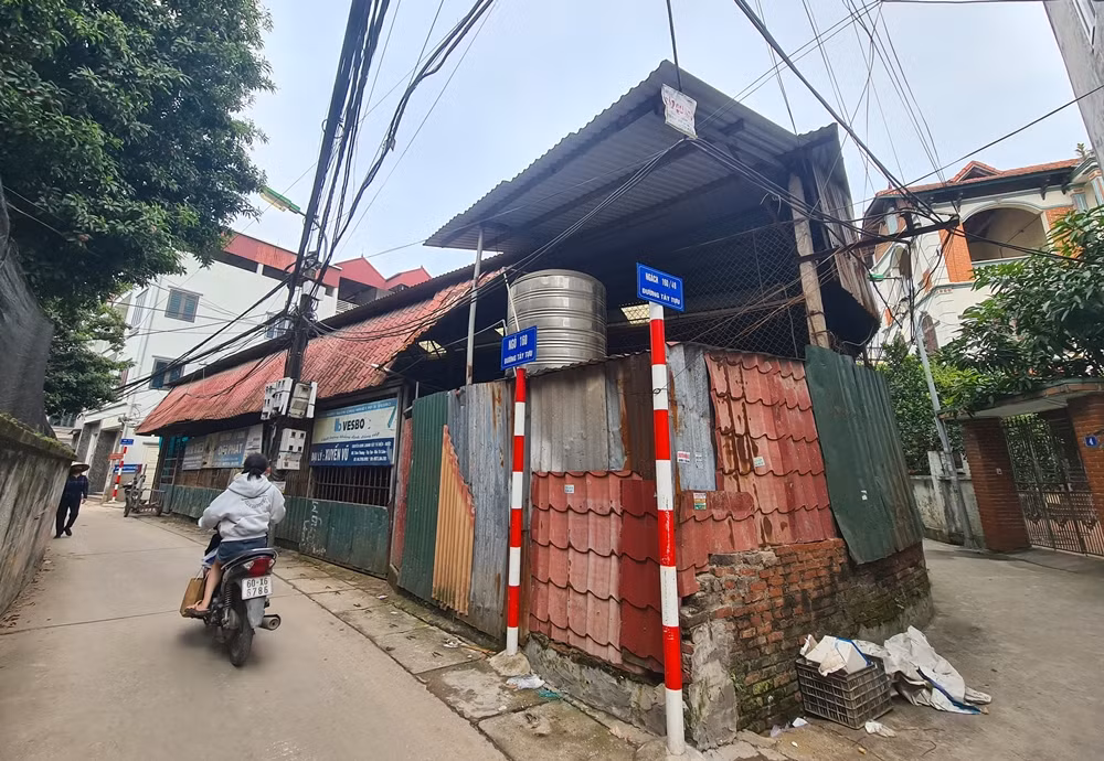 Công trình nhà xưởng làm kim khí tổng hợp, xây dựng trái phép tại khu vực ngõ 160/54 Tây Tựu (xóm Nội), rộng gần 200m2 vẫn không có gì thay đổi, sau đợt ra quân cưỡng chế vi phạm của UBND phường Tây Tựu.