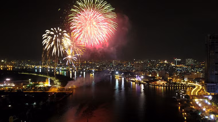 Tết Dương lịch 2019, pháo hoa được bắn tại 2 điểm ở TP HCM gồm: Khu vực đường hầm vượt sông Sài Gòn, quận 2 được bắn pháo hoa tầm cao và điểm bắn pháo hoa tầm thấp ở Công viên Văn hóa Đầm Sen (quận 11).