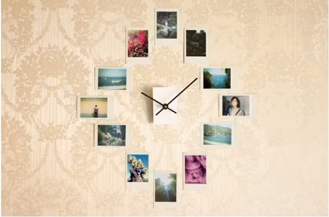 Làm khuôn đồng hồ dán tường bằng những tấm ảnh gia đình.