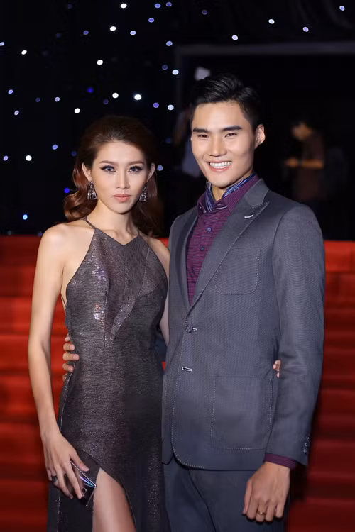 Quỳnh Châu diện váy kim sa cổ yếm xẻ tà quyến rũ.