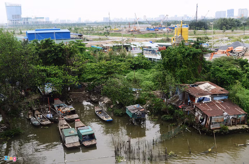 Để đầu tư xây dựng Khu đô thị mới Thủ Thiêm, TP.HCM đã mất 10 năm để giải tỏa trắng gần như toàn bộ bán đảo Thủ Thiêm, khoảng 15.000 hộ dân đã di dời để nhường chỗ cho siêu dự án này. Thành phố cũng đã huy động gần 30.000 tỷ đồng để chi trả bồi thường, tái định cư, song vẫn còn nhiều khu vực dân cư chưa di dời.