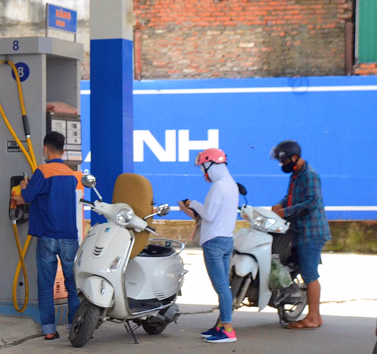 "Nếu xăng sinh học thực sự tốt thì hãy để người tiêu dùng tự cảm nhận và lựa chọn, không nhất thiết ép buộc như thế", chị Vân ở Mỹ Đình đề xuất.