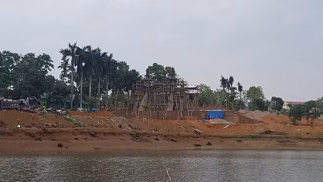 Quần thể công trình xây dựng trái phép trên được cho là "cung điện công chúa" nằm ở xã Yên Bài, huyện Ba Vì, Hà Nội được xây dựng bằng đá ong. Ảnh: Vietnamnet.