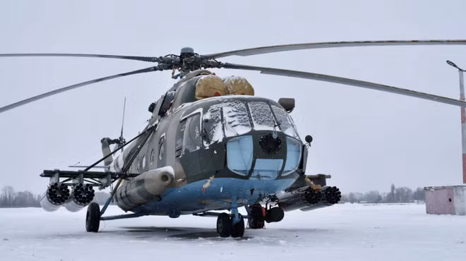 Trực thăng Mi-8MT ngoài khả năng vận tải, có thể chi viện hỏa lực đường không bằng việc mang theo 4 pod rocket. Nguồn ảnh: MilitaryAviation
