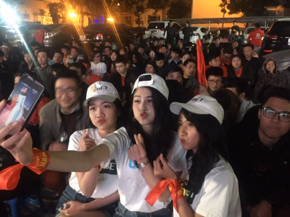 Một số cô gái xinh xắn tranh thủ selfie trước giờ bóng lăn.