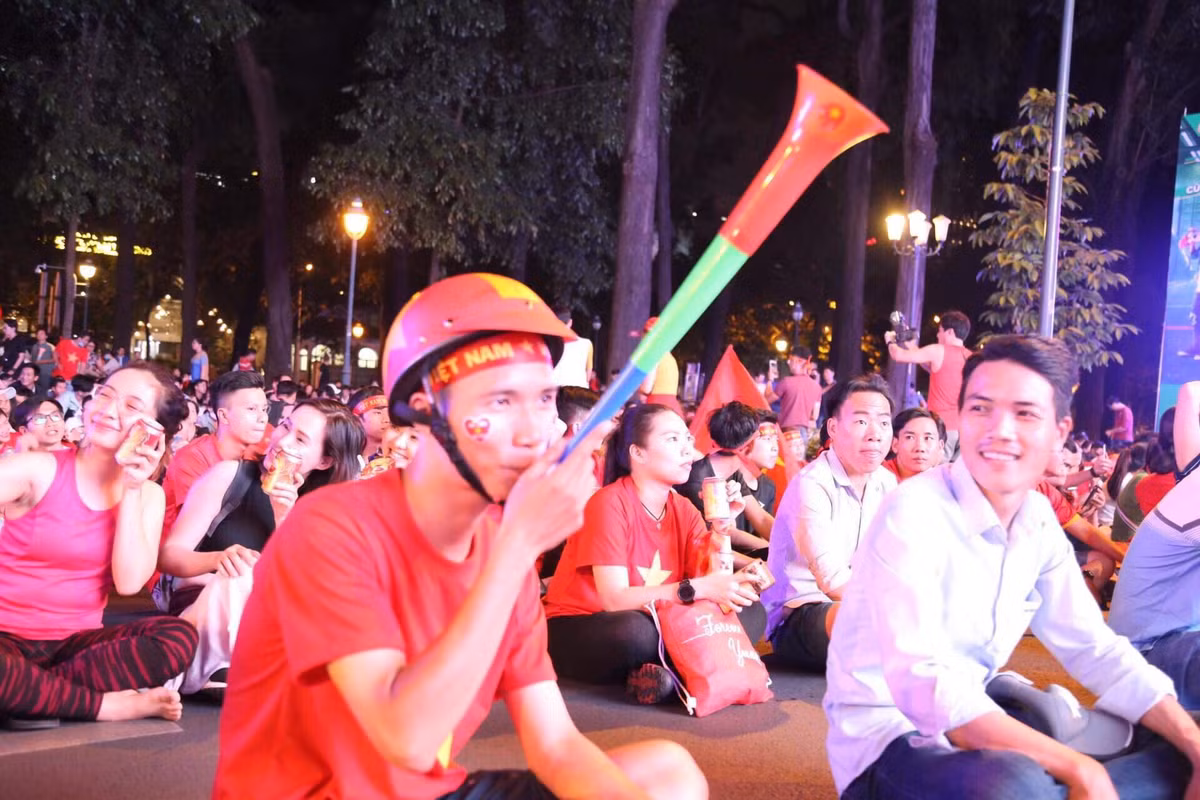 Ngay khi trọng tài thổi còi khai cuộc, không khí trên đường Lê Duẩn như vỡ tung trong tiếng reo hò vang dội của hàng vạn cổ động viên.