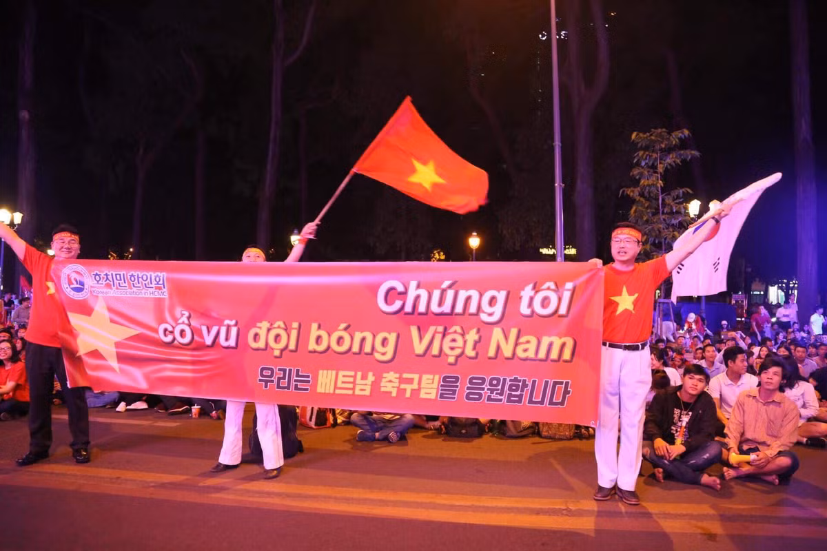 Một số người dân Hàn Quốc đang sinh sống và làm việc tại TP HCM cũng hòa chung không khí bóng đá.