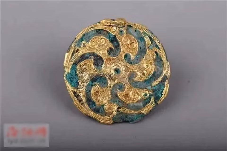 Bên trong ngôi mộ M1, các nhà khảo cổ phát hiện ra một kho báu đồ sộ gồm khoảng 200 hiện vật. Đó là những hiện vật quý hiếm như đồ trang sức bằng vàng, ngọc bích, ngà voi, đồ sơn mài, tiền xu...