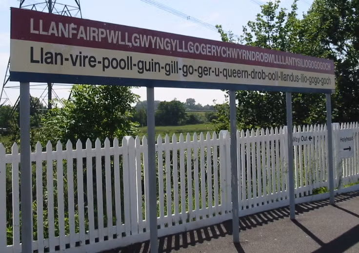 Nằm trên đảo Anglesey, xứ Wales, Anh với khoảng 3.000 cư dân sinh sống, Llanfairpwllgwyngyllgogerychwyrndrobwllllantysiliogogogoch là thị trấn có tên dài nhất châu Âu. Tên gọi chính thức này là một từ có 58 ký tự.