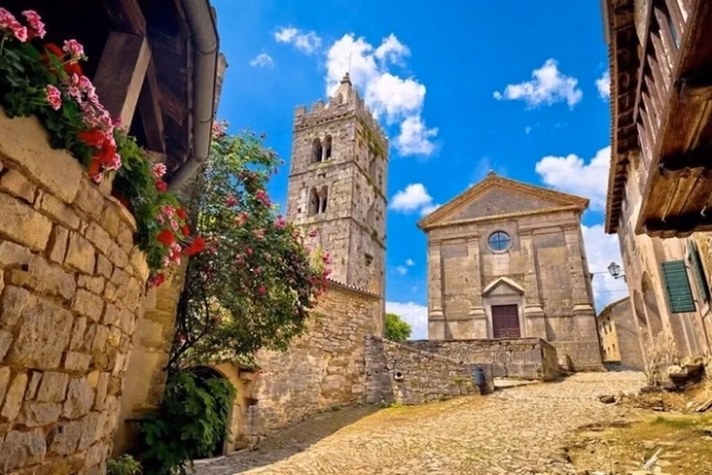 Hum là tên thị trấn nhỏ nhất thế giới. Nằm ở ở trung tâm Istria, cách thủ đô Zagreb của Croatia khoảng 150 phút lái xe, thị trấn Hum chỉ có 2 con phố và 3 dãy nhà từ thời trung cổ.