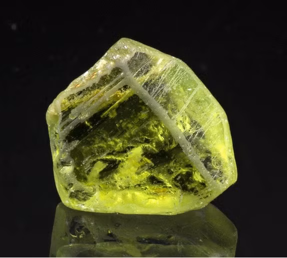Người Hy Lạp gọi đảo Zabargad với tên gọi là "Topazios" vì cho rằng đây là nguồn đá quý topaz. Tuy nhiên, nghiên cứu của các nhà khoa học chỉ ra loại đá ở bề mặt hòn đảo này là peridotite, đá magma hạt thô giàu olivine và pyroxene.