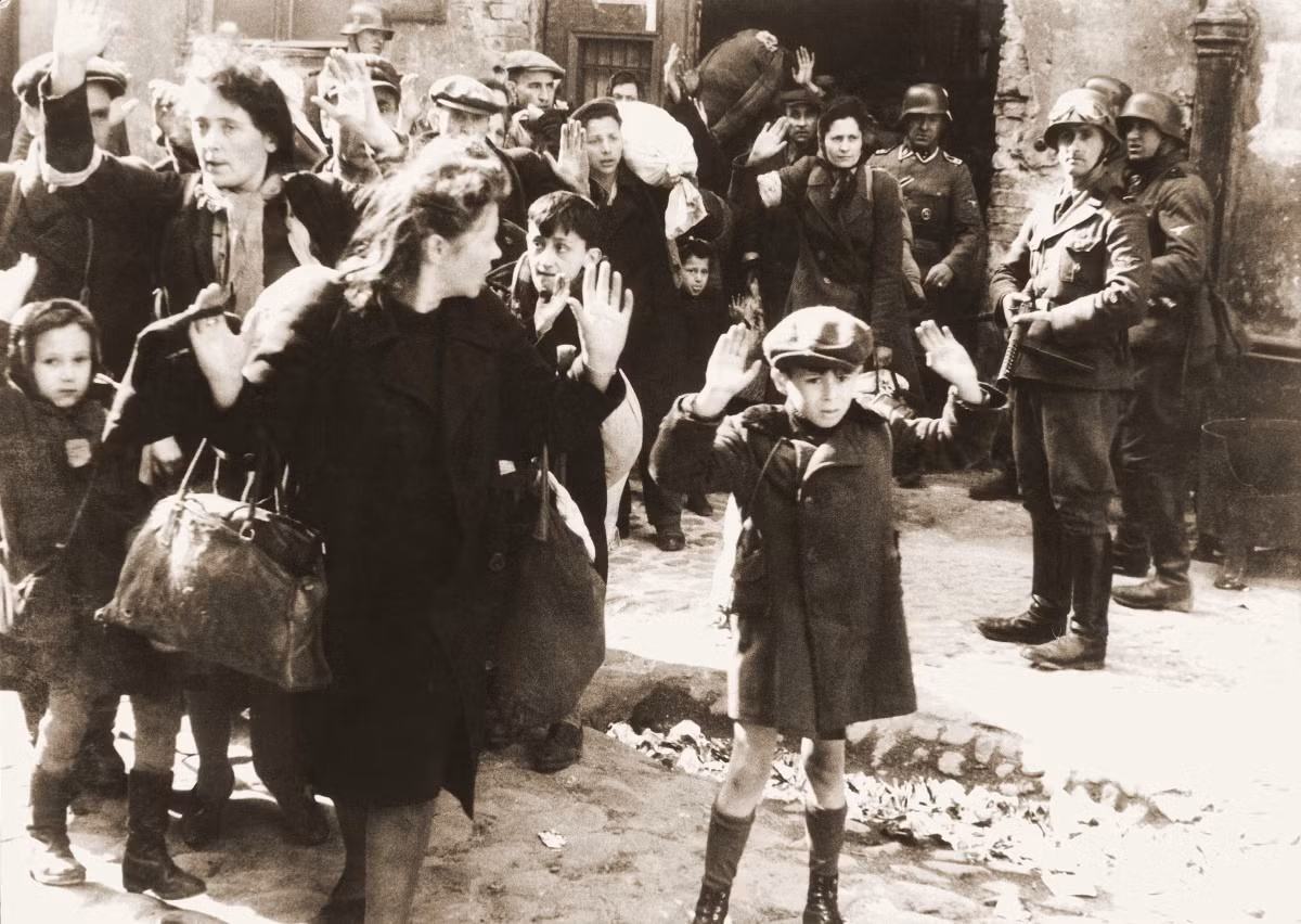 Một nhóm người Do Thái ở thành phố Warszawa, Ba Lan bị quân phát xít Đức bắt, đưa ra khỏi nơi trú ẩn. Sau đó, những người này bị đưa đến các trại tập trung. Theo ước tính, khoảng 6 triệu người Do Thái thiệt mạng trong thảm họa diệt chủng do Đức quốc xã tiến hành trong Chiến tranh thế giới 2.
