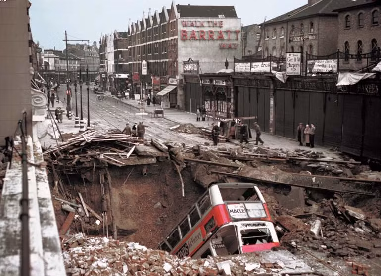 Một xe bus rơi xuống hố bom trên đường phố London năm 1940. Không quân Đức quốc xã đã sử dụng nhiều máy bay ném bom oanh tạc thủ đô London nước Anh suốt nhiều ngày đêm khiến nhiều công trình như đường xá, nhà cửa... bị phá hủy hoặc hư hại nghiêm trọng.