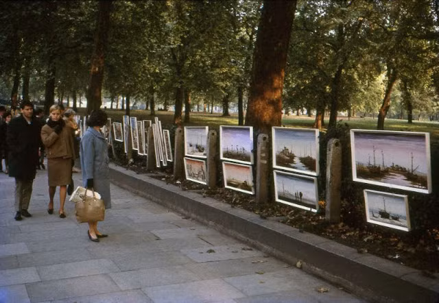 Nhiều người dân chiêm ngưỡng những bức tranh được trưng bày trong một công viên ở London, Anh năm 1965.