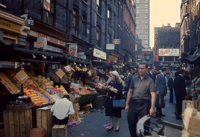 Một khu chợ sầm uất nằm trên phố Rupert, Soho, London năm 1965.