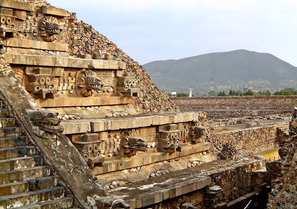 Kim tự tháp Quetzalcoatl nhỏ hơn kim tự tháp Mặt trời và Mặt trăng. Công trình này nổi bật các hình vẽ chạm khắc hình ảnh thần rắn Quetzalcoatl và một vị thần bí ẩn có thể là thần mưa Tlaloc.