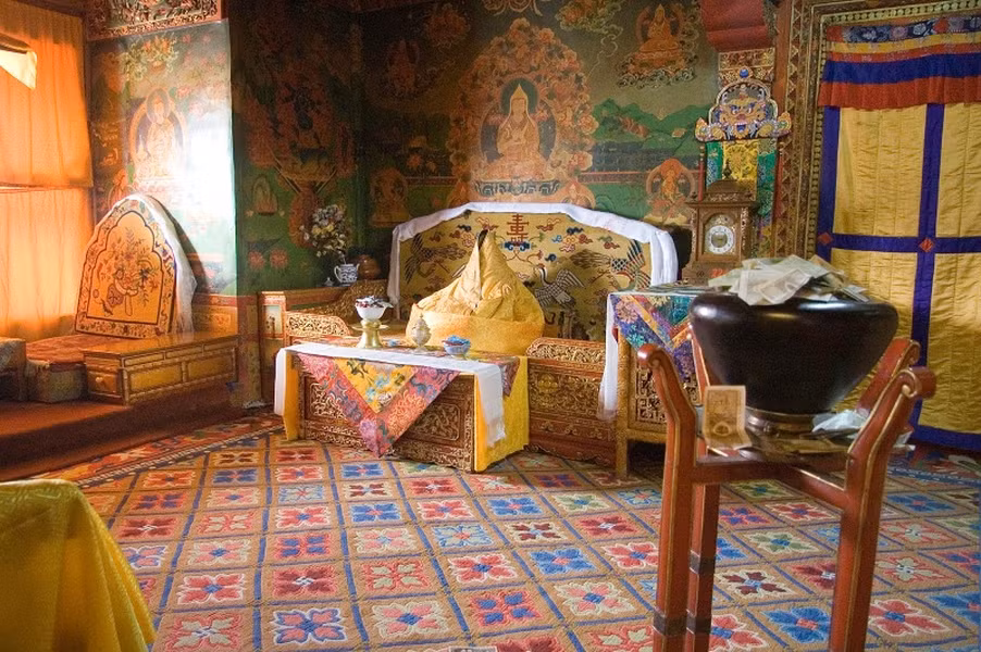 Theo ý tưởng của vua Tùng Tán Cán Bố, cung điện Potala phải cao ít nhất 200m, bên ngoài có 13 tầng, bên trong cũng phải có 9 tầng. Từ mái nhà đến sàn nhà cho đến các bức tranh tường đều được trang hoàng lộng lẫy.