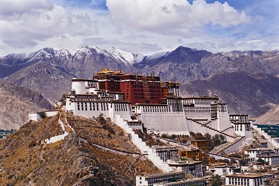Nhiều người không khỏi kinh ngạc trước sự nguy nga, tráng lệ của cung điện Potala khi có hơn 1.000 gian phòng, hơn 10.000 Phật điện và 20.000 tượng điêu khắc.