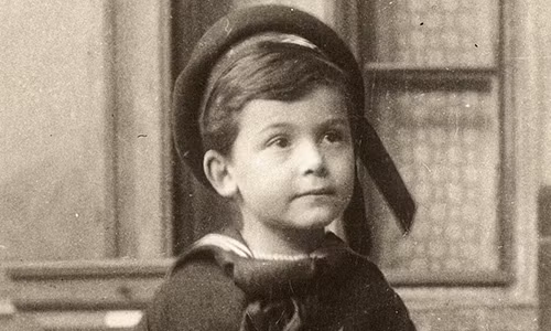 Sinh ngày 1/4/1898 trong gia đình di cư người Ukraine gốc Do Thái, William James Sidis nổi tiếng thế giới khi có chỉ số IQ từ 210 - 250. Theo đó, ông được ghi nhận là thiên tài thông minh nhất lịch sử.