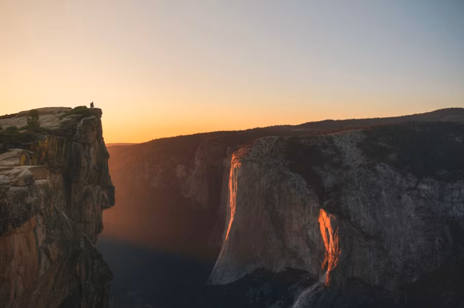 Cảnh tượng kỳ lạ của thác lửa Horsetail ở dãy núi Sierra Nevada, Hoa Kỳ