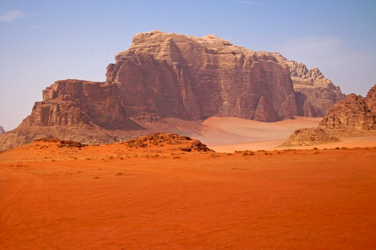  Vùng đất màu đỏ cam độc lạ ở sa mạc Wadi Rum tại Jordan gây ấn tượng với cảnh quan siêu thực, độc đáo. Nhiều người cứ ngỡ như đang lạc bước trên sao Hỏa.