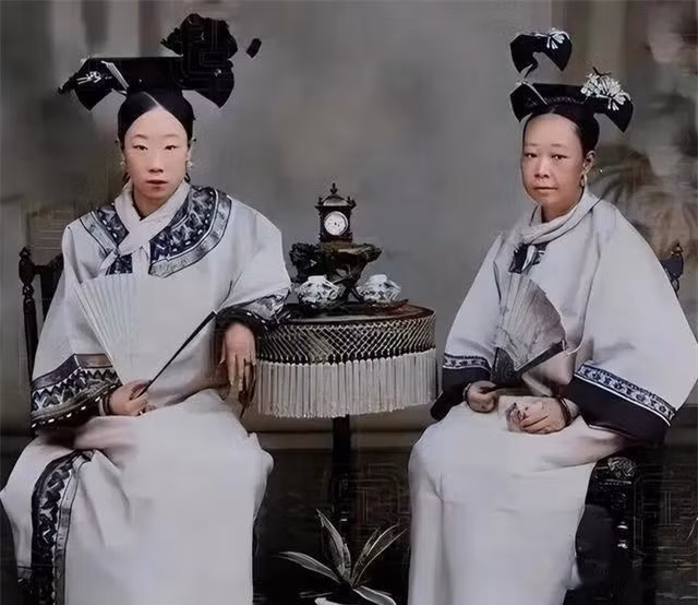 Hai phụ nữ xuất thân trong gia đình giàu có, quyền quý chụp ảnh kỷ niệm.
