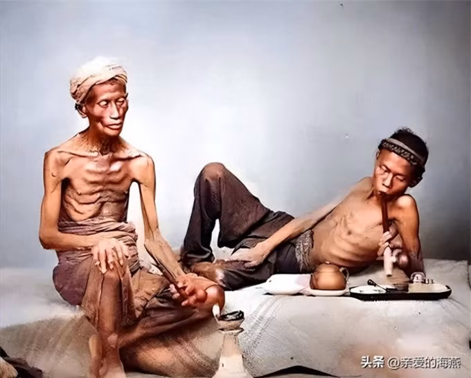 Nhiều bức ảnh hiếm thời nhà Thanh được lưu giữ tới ngày nay giúp công chúng có góc nhìn chân thực về cuộc sống của người dân Trung Quốc khi đó. Trong ảnh là hai nam giới với thân hình gầy gò cùng hút thuốc phiện.