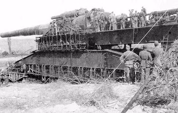 Theo đó, đến cuối năm 1941, quá trình chế tạo siêu pháo Schwerer Gustav hoàn tất. Vũ khí này có tổng trọng lượng 1.350 tấn, dài 47,3m, rộng 7,1m, cao 11,6m. Đường kính cỡ nòng của pháo lên tới 0,8m và sử dụng loại đạn nặng 7,1 tấn.