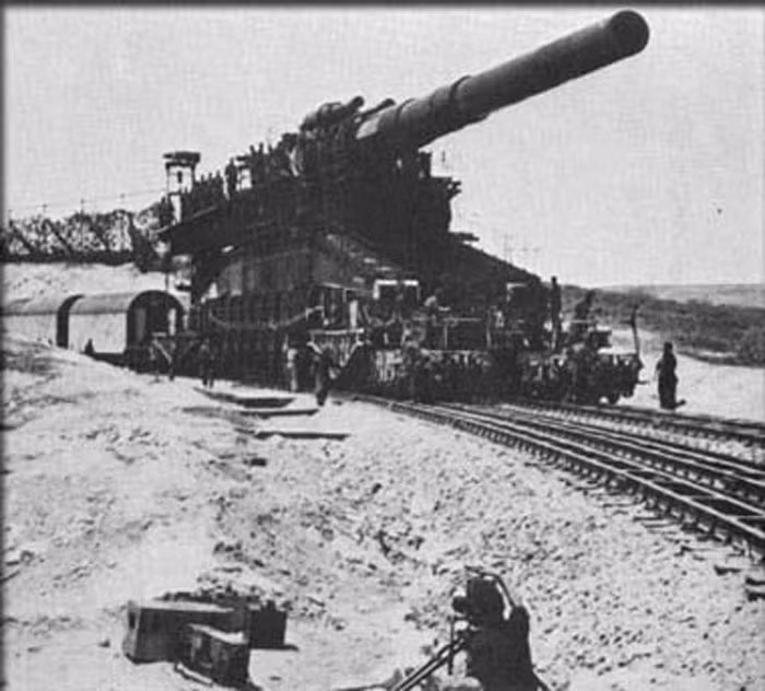 Dù vậy, Schwerer Gustav không thể giúp Đức quốc xã thay đổi cục diện chiến sự khi vũ khí này quá cồng kềnh và cần tới quá nhiều người, chi phí để vận hành trong khi hiệu quả đạt được không cao.