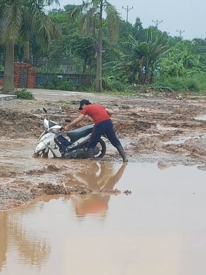 Người dân sa lầy khi lưu thông trên đường.