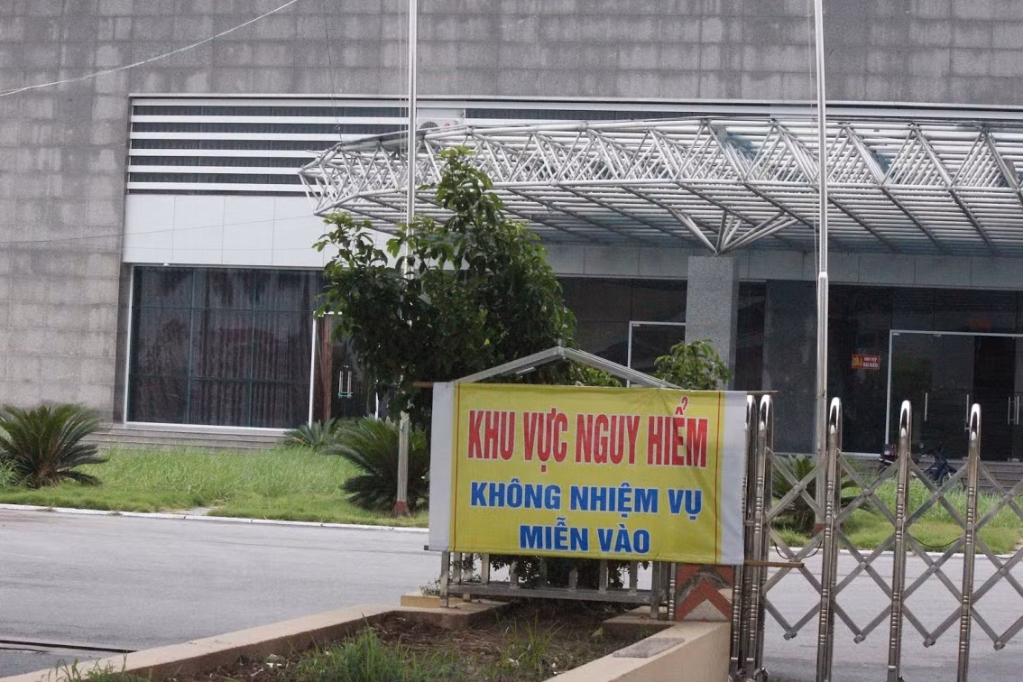 Nhà thi đấu hàng trăm tỷ buộc phải treo biển nơi nguy hiểm miễn vào.