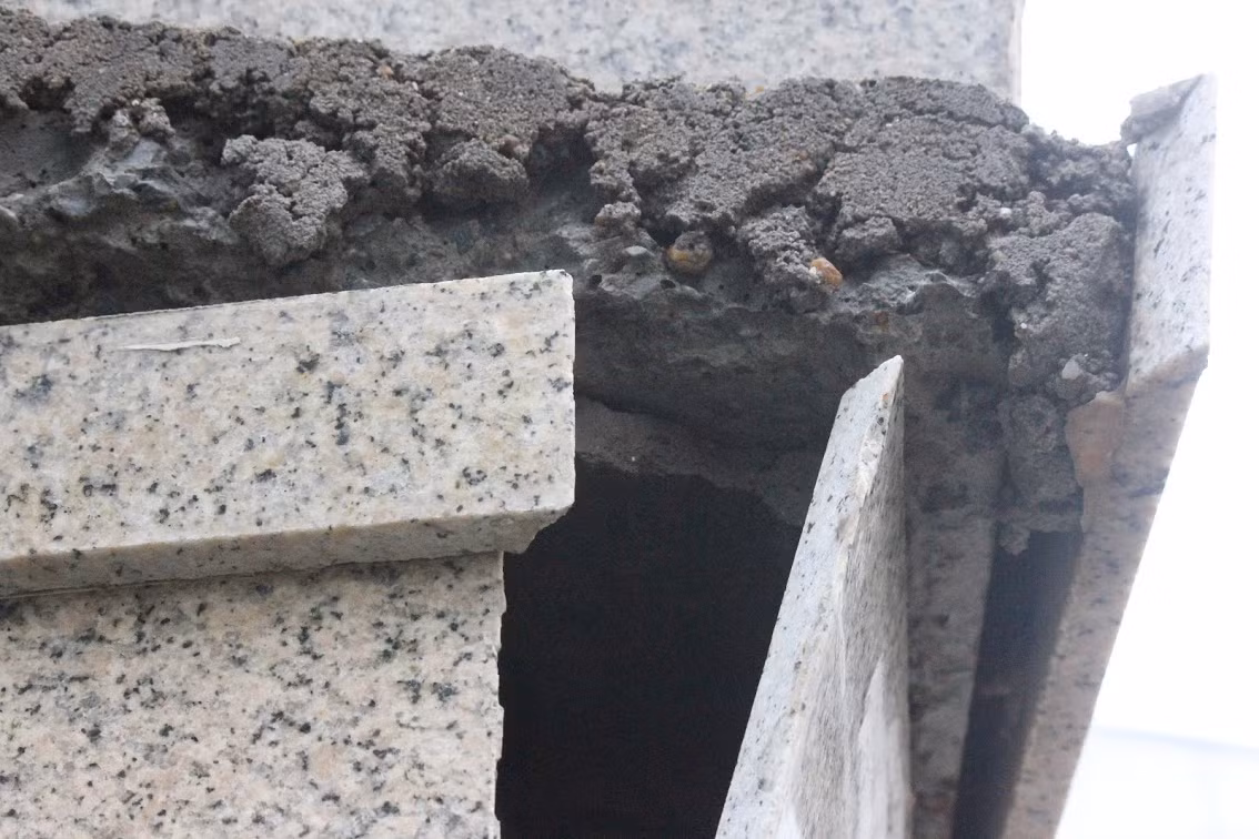 Bong tróc gạch ốp ở trụ cột.