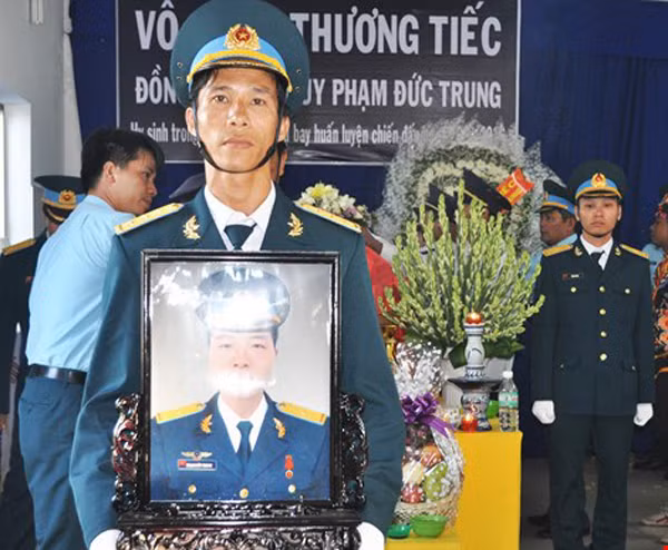 Vụ rơi máy bay L39 này khiến học viên - phi công bay huấn luyện là thượng sĩ Phạm Đức Trung (sinh năm 1994, quê quán Văn Phú, Nho Quan, Ninh Bình) hy sinh trong buồng lái. Vụ tai nạn không có thiệt hại về mặt đất. Anh Phạm Đức Trung đã được truy phong quân hàm Thiếu úy và truy tặng Huân chương Bảo vệ Tổ quốc. Ảnh: Pháp luật TP HCM.