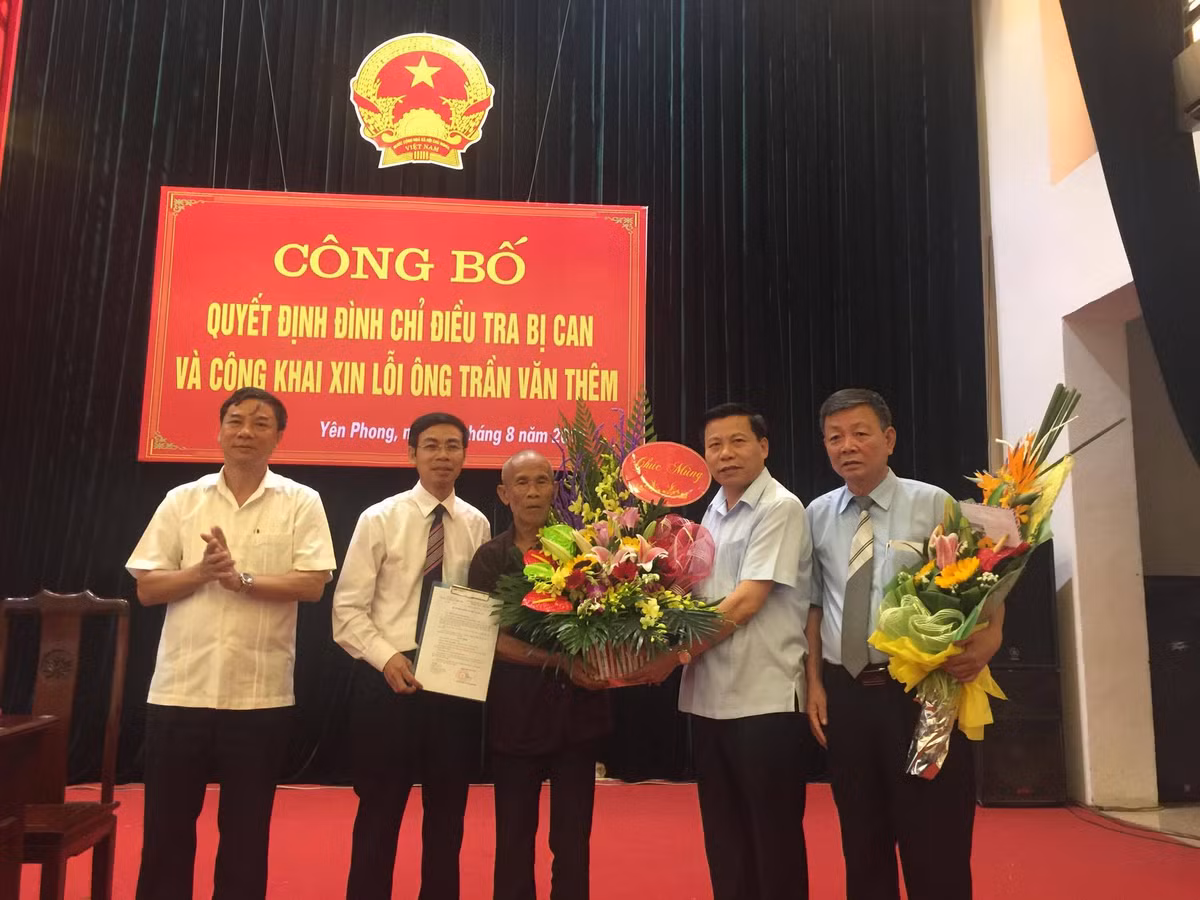 Lãnh đạo UBND tỉnh Bắc Ninh tặng hoa cho ông Thêm.