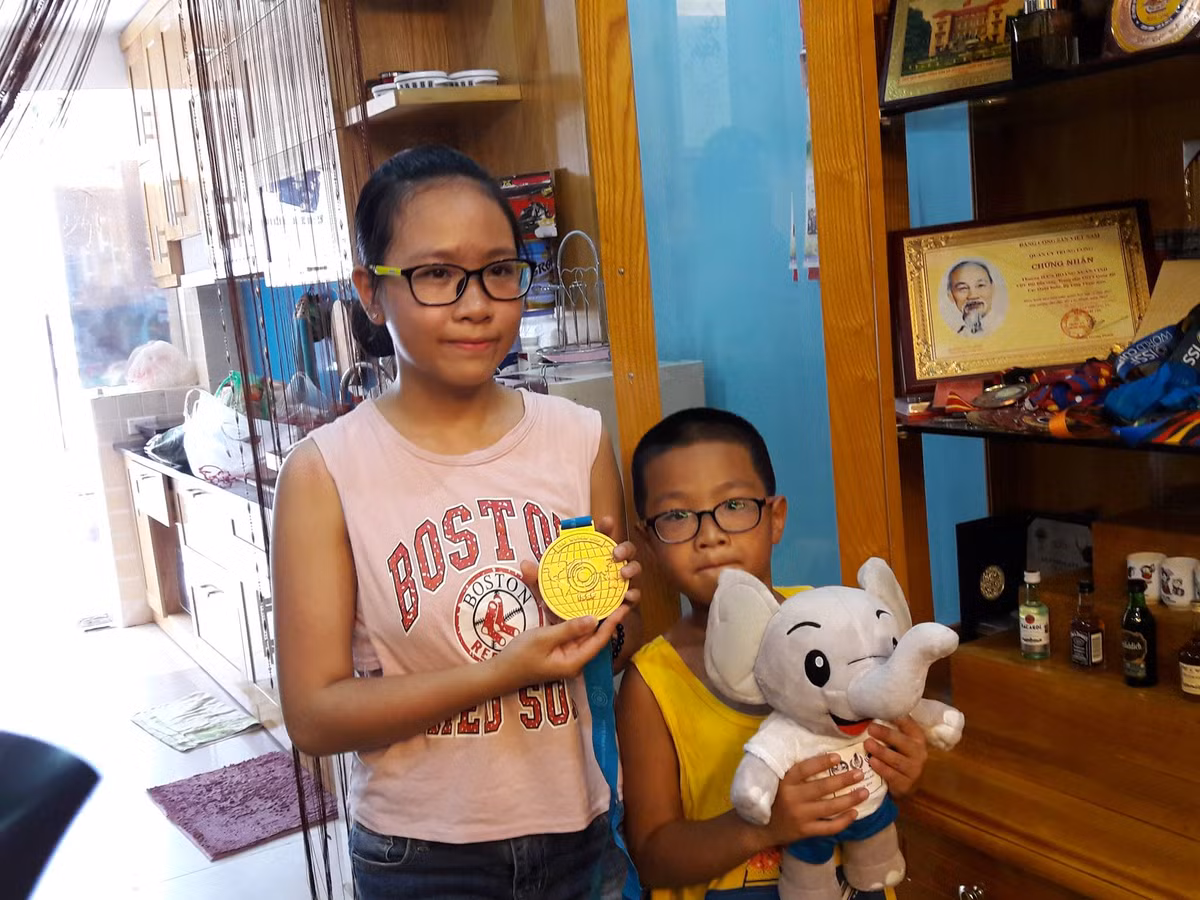 Kỳ tích mà xạ thủ Hoàng Xuân Vinh đạt được không chỉ là niềm tự hào mà còn là động lực để các con của anh chị vươn lên trong cuộc sống.