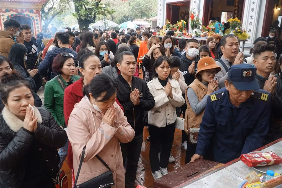 "Đặc biệt chúng tôi luôn nhắc nhở du khách vứt rác đúng nơi quy định, không vứt xuống hồ Tây. Cảnh sát phòng cháy chữa cháy của quận Tây Hồ cũng túc trực để ứng phó với những tình huống xấu có thể xảy ra và nhắc nhở người dân tuân thủ các quy định. Đồng thời, cấm người dân đốt hương bên trong nơi thờ tự để hạn chế nguy cơ cháy", ông Hồi thông tin.