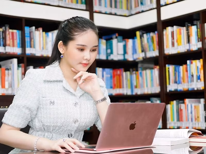 Sau khi có bằng thạc sĩ, Hoa hậu Ngân Anh trở thành giảng viên ngành Quản trị sự kiện, Giám đốc chương trình Quản trị sự kiện - Kinh tế thể thao của trường Đại học Hoa Sen. Ảnh: FBNV.