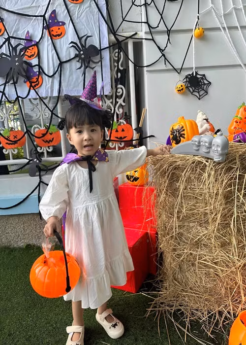 Bé Sol vui vẻ đón Halloween tại trường học.