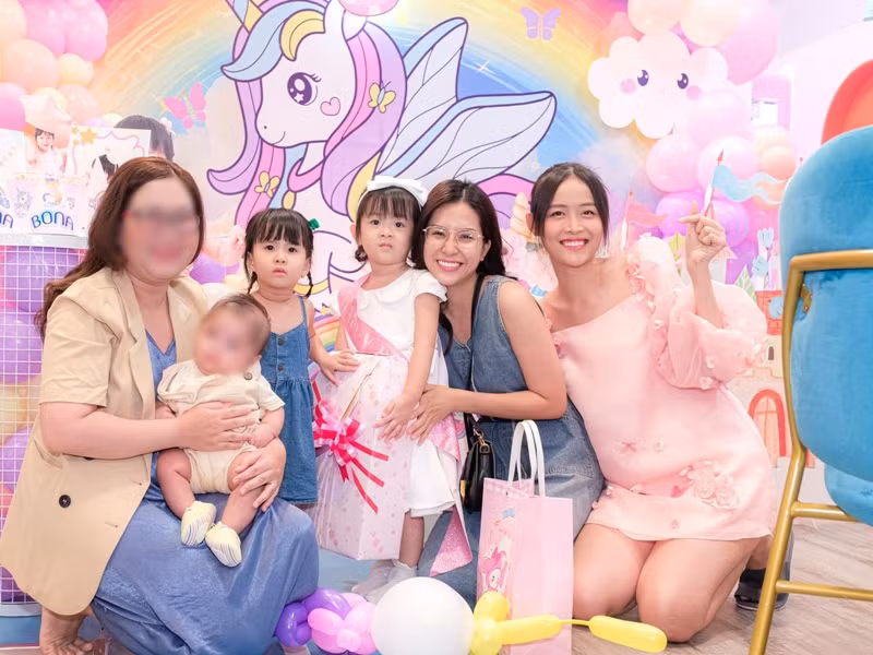 Thiên An cùng con gái dự tiệc sinh nhật của ái nữ nhà Trương Mỹ Nhân.