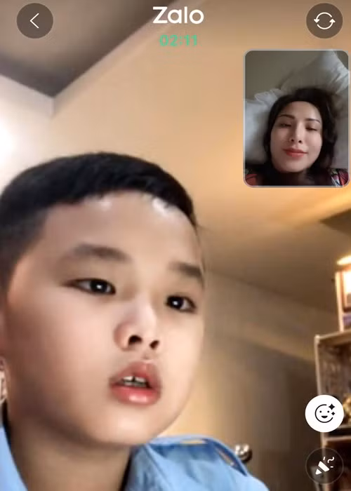 Con trai Diễm Hương đang sống cùng ông bà ngoại tại TP HCM. Cách đây ít ngày, người đẹp đăng tải hình ảnh gọi con trai. Cô tâm sự: "Đôi lúc bạn sẽ buồn, sẽ mệt mỏi. Bạn muốn bỏ cuộc… Hãy soi gương và nhớ đến dáng vẻ xinh đẹp nhất của mình. Bạn đủ mạnh mẽ để bước tiếp. Tôi soi gương không thấy gì ngoài khuyết điểm trên mặt của mình… Nhưng nhìn thấy bạn nhỏ này, tôi thấy bản sao của mình nhưng phiên bản tốt hơn "khéo hơn, miệng mồm hơn và tình cảm hơn". Tôi chợt nhận ra bạn ấy xứng đáng có được tất cả sự tuyệt vời mà tôi tưởng tượng ra được".