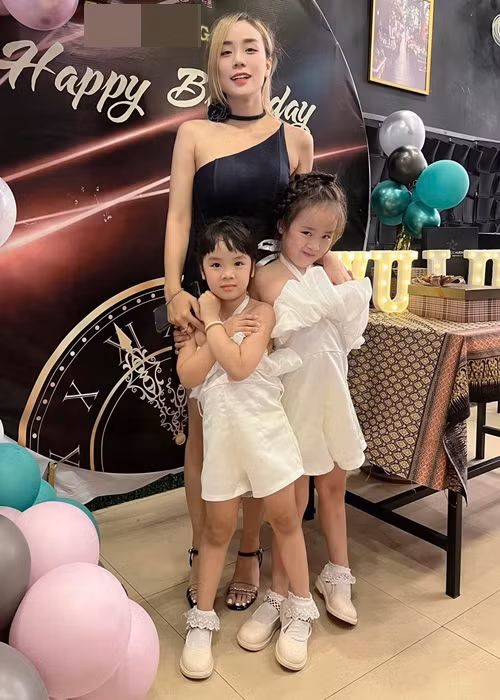 Bé Gà Gà - con gái đầu lòng của Hoài Lâm sinh năm 2017, tên thật Vy Lâm. Bé Cún Cún sinh năm 2018, tên thật Vy Lam.