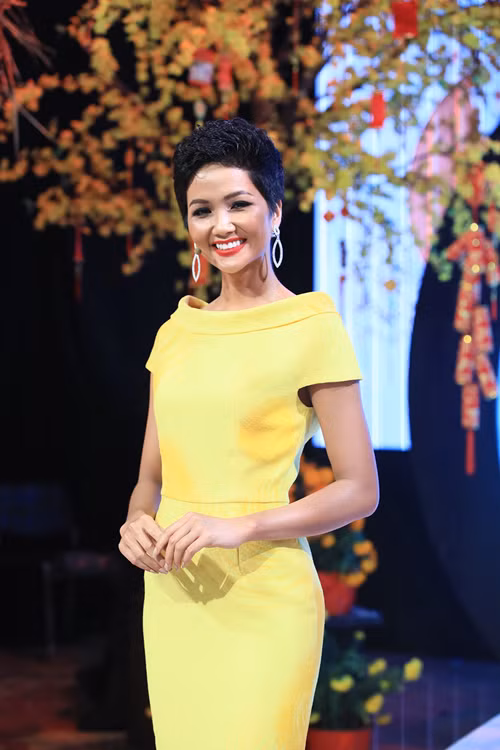 Không chỉ giản dị, H'hen Niê còn khiêm tốn. Theo Dân Trí, năm 2019 trong một chương trình, người đẹp trải lòng về việc vào top 5 Hoa hậu Hoàn vũ Thế giới 2018: “Tôi không phải người đặc biệt, không phải người giỏi giang, cũng không phải là người đẹp nhất trong cuộc thi. Nhưng mà tôi có may mắn được vào Top, cũng như may mắn có một ê kíp ở Việt Nam hỗ trợ rất nhiều. Cũng may mắn nữa là tôi đăng quang cuộc thi Hoa hậu Hoàn vũ Việt Nam sớm, được tiếp xúc với nhiều người khác nhau, được trưởng thành và có cách để sống ở trong cuộc thi ấy". Ảnh: Dân Trí.