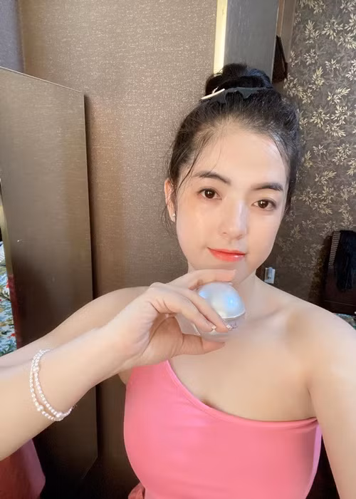 Là mẹ hai con, vợ đạo diễn Tiếng sét trong mưa vẫn gợi cảm, trẻ trung.