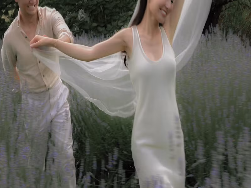 Khoe bộ ảnh cưới, nữ diễn viên sinh năm 1990 viết: "Chúc mừng anh lên chức, từ bạn trai thành bạn đời của em". Ảnh: FBNV.