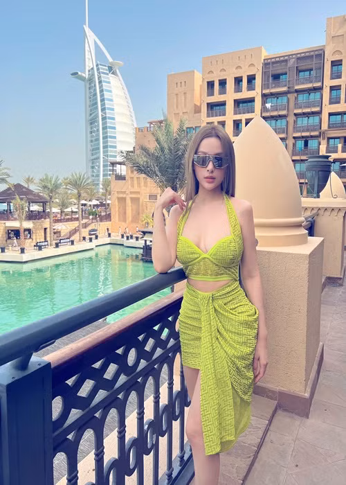 Cựu hot girl sinh năm 1989 khoe ảnh du lịch Dubai.