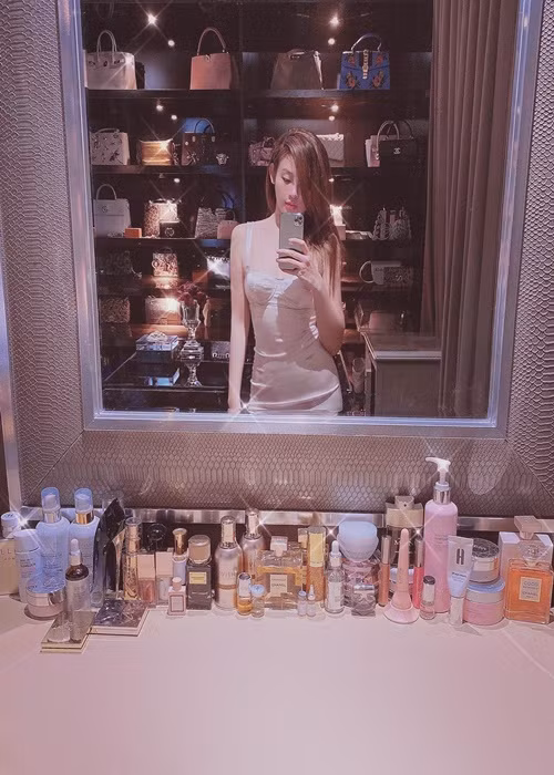 Cựu hot girl khoe một góc phòng ngủ trưng bày nhiều túi hiệu.